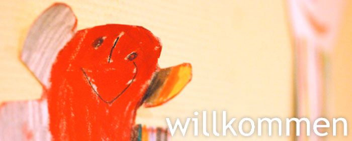 Hallo! Bild mit freundlicher Pappfigur